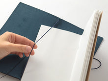 Load image into Gallery viewer, TRAVELER'S Notebook Regular Size - Navy Blue