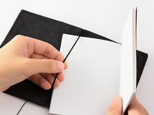 Load image into Gallery viewer, TRAVELER'S Notebook Passport Size - Black
