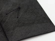 Load image into Gallery viewer, TRAVELER'S Notebook Regular Size - Black
