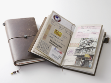 Load image into Gallery viewer, TRAVELER'S Notebook Regular Size - Black
